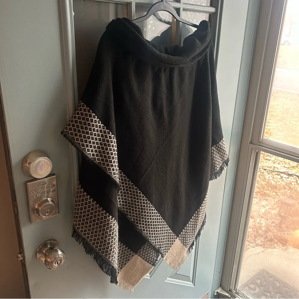 Boho Oversized Cozy Shawl Poncho Fuzzy Fringe Detail Knit Black & Beige OS OSFM